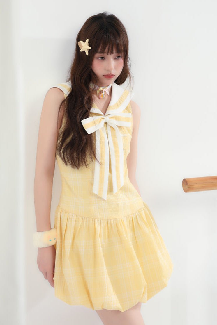 Ärmelloses Kleid mit Schleifendetail und Kürbismotiv