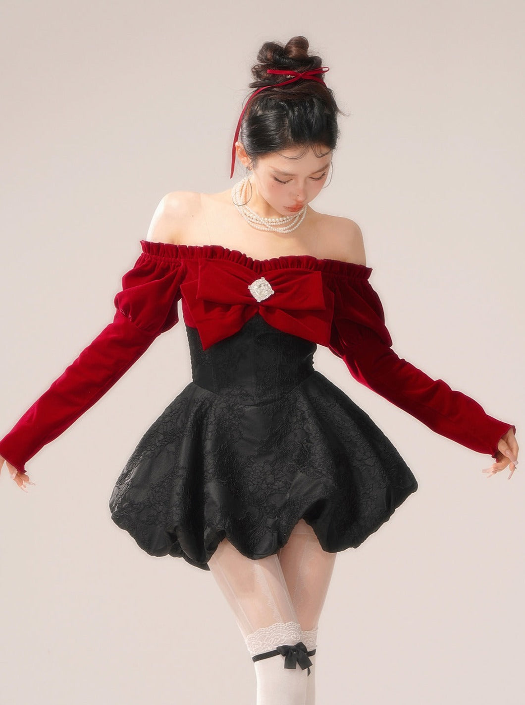 Schulterfreies Kleid mit großer Schleife und Center Jewel