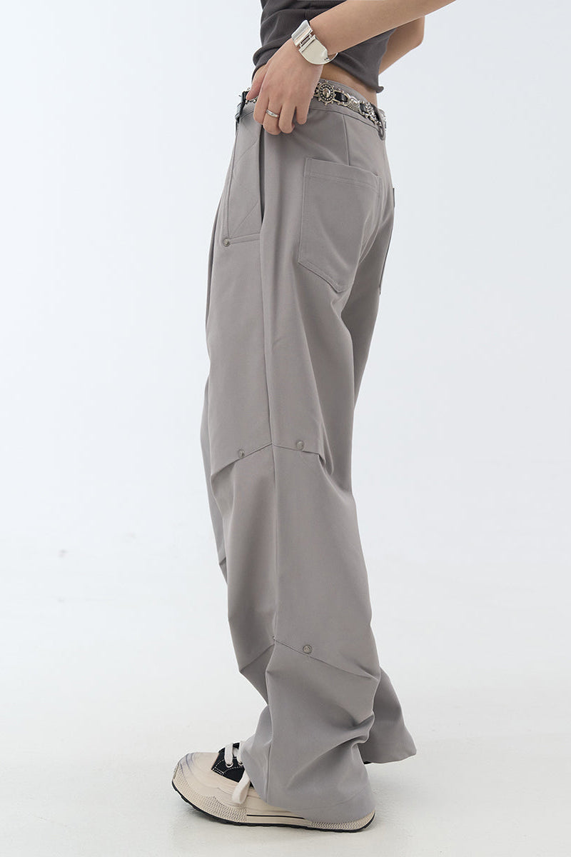 リラックスした脚にフィットするプリーツパンツ