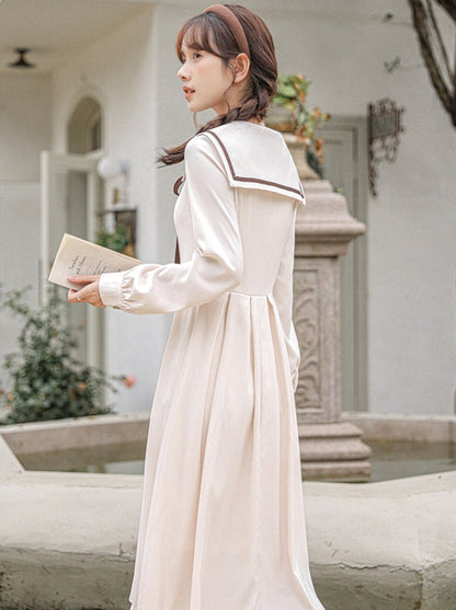 フランスのレトロなカレッジスタイルのドレス