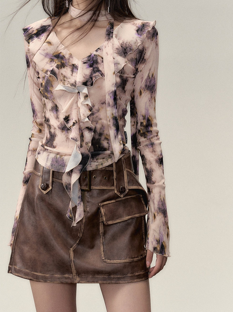 Nischen-Top mit V-Ausschnitt und Rüschendesign