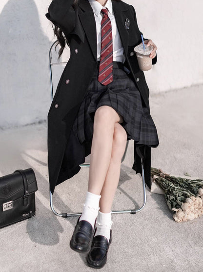 Trenchcoat in Schwarz + College-Abzeichen aus Metall + Hemd mit Plissee und besticktem Mantelband