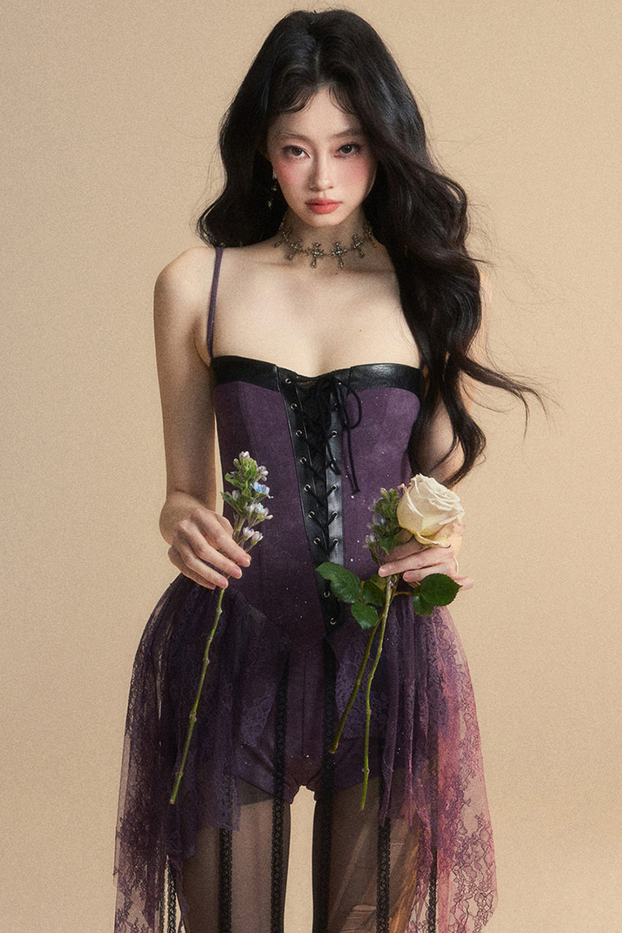 Kleid Dark Neckholder Spitze Französisch