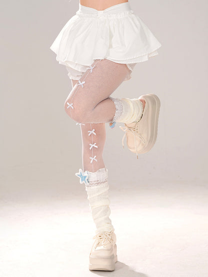 Mädchenhafter weißer Rock, süße Shorts