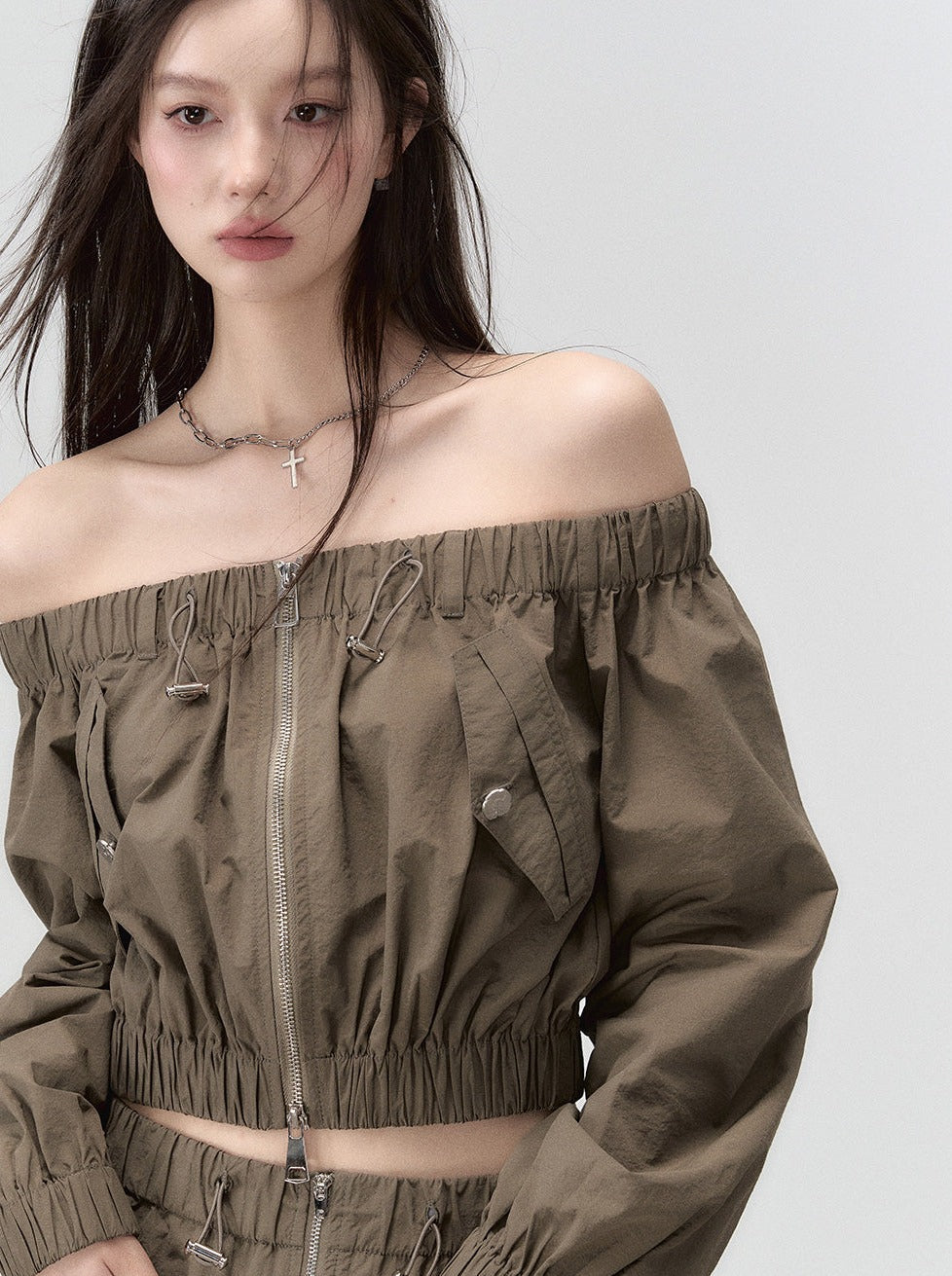 モードなオフショルダートップス＋ダブルポケットスカート