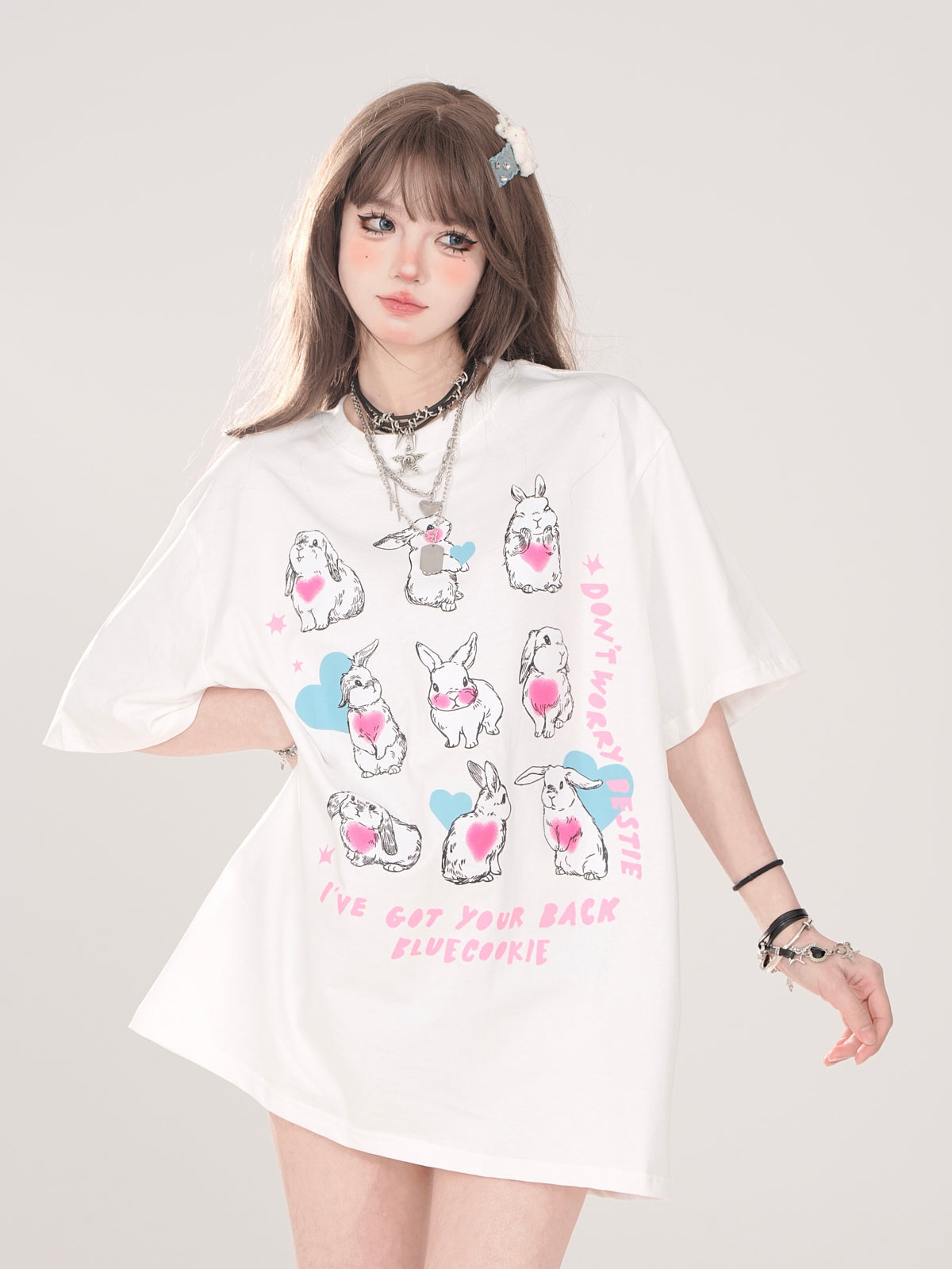 デザインイラストTシャツ キュートなアーティスティックなゆるいウサギ