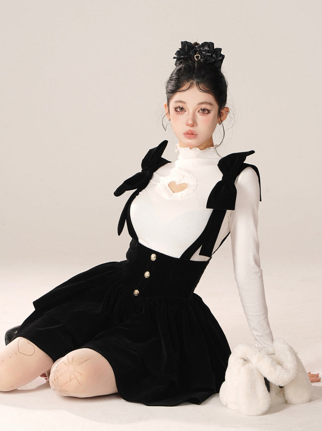 Strapsrock mit Schleife und großen Schultern