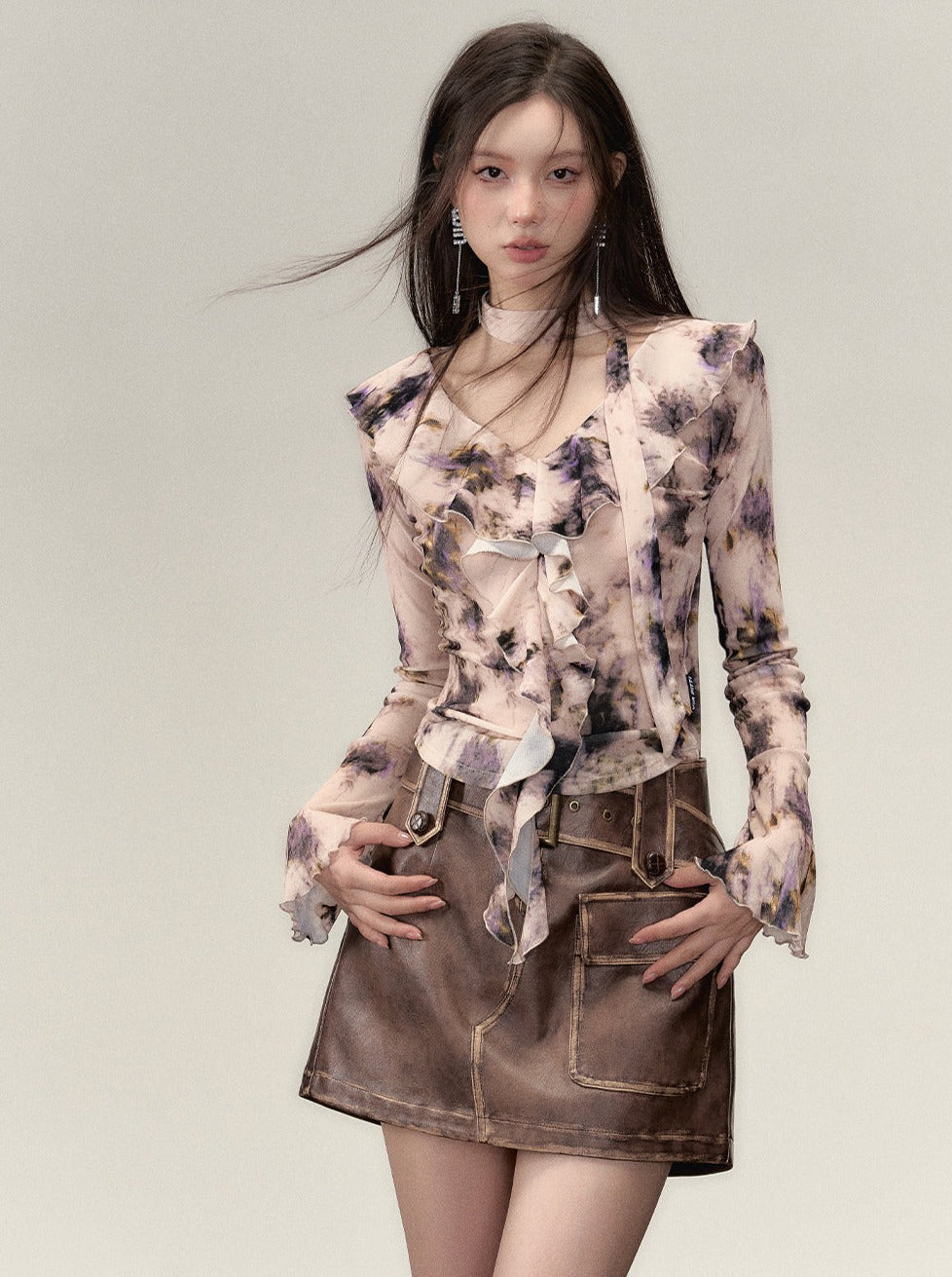 Nischen-Top mit V-Ausschnitt und Rüschendesign