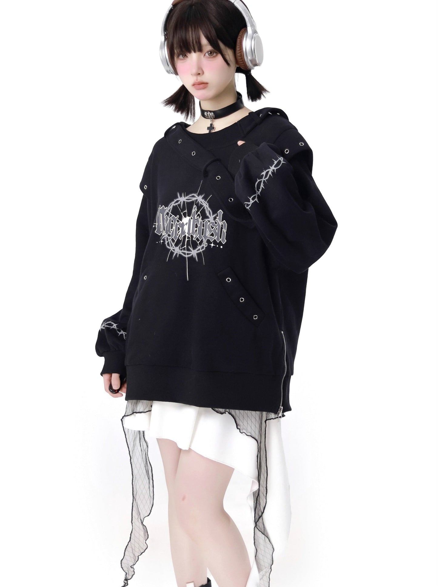 Trainingsanzug mit Ösen-Trainer im Dark Soon-Printdesign + Elegula-Rock aus Spitze