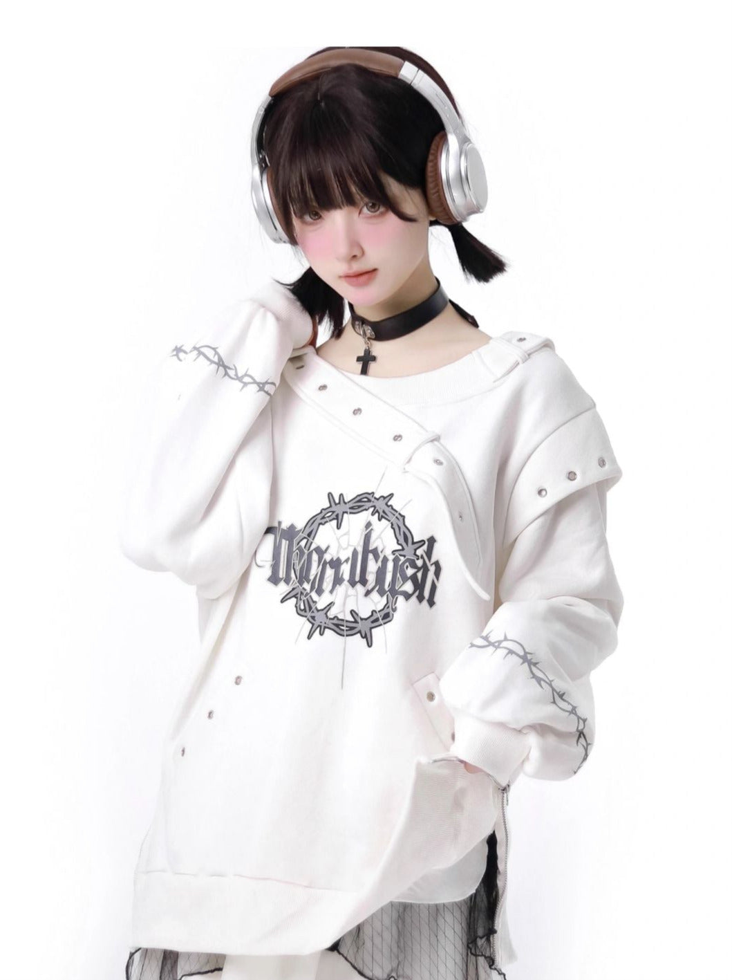 Trainingsanzug mit Ösen-Trainer im Dark Soon-Printdesign + Elegula-Rock aus Spitze