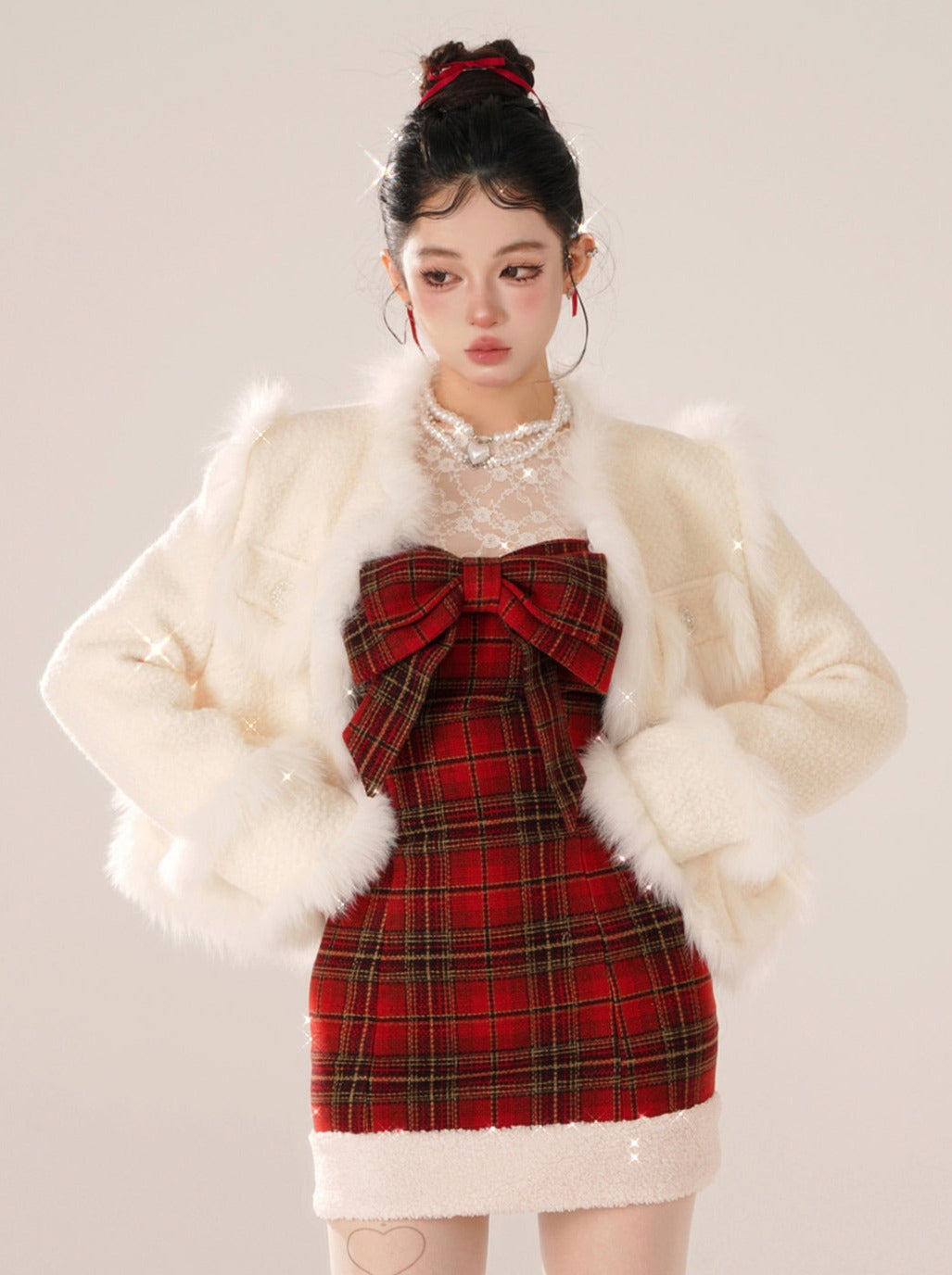 Bärenkleid mit Hosenträgern, roter Kragen, Gummi-Karo + Oberteile innen Spitze