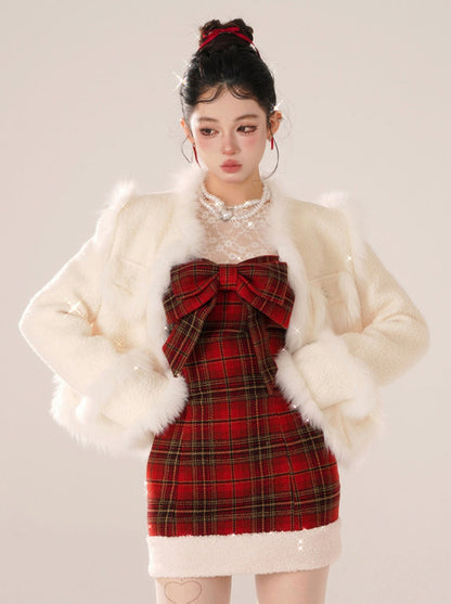 Bärenkleid mit Hosenträgern, roter Kragen, Gummi-Karo + Oberteile innen Spitze