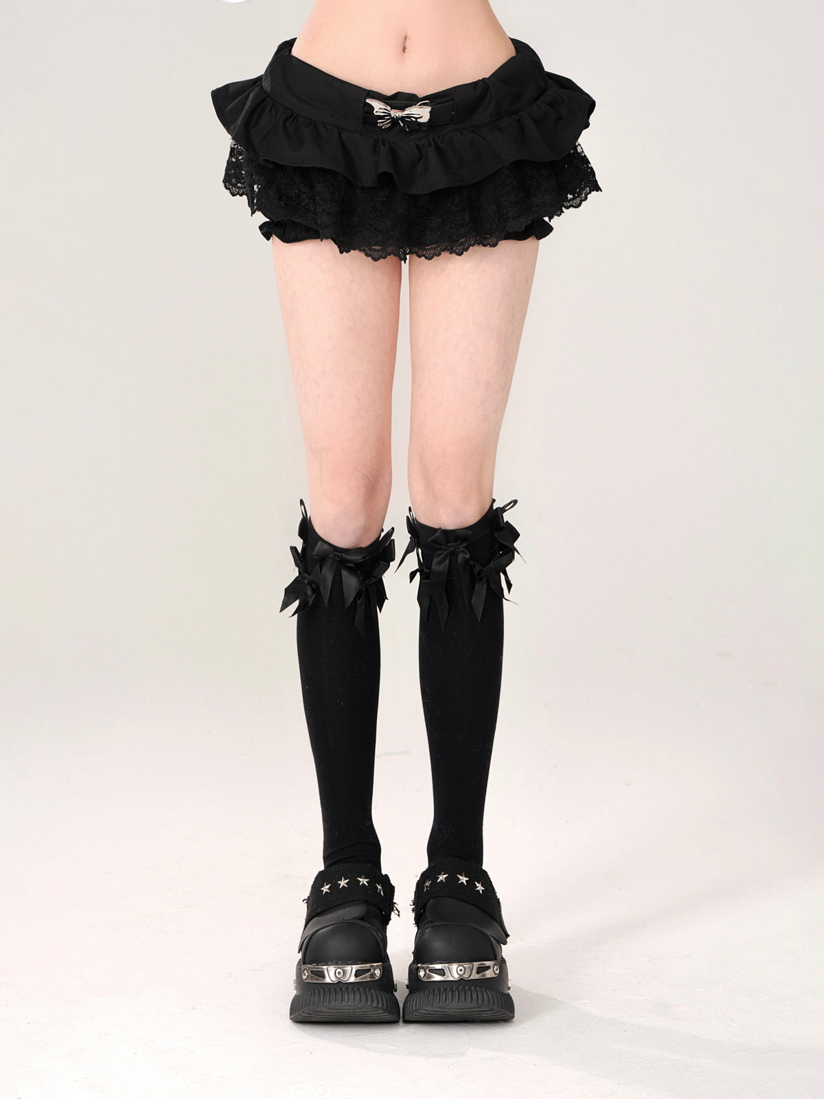 Spitzen-Shorts mit schwarzem Gürtel, romantischer Rock