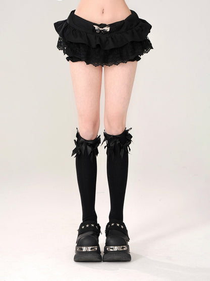 Spitzen-Shorts mit schwarzem Gürtel, romantischer Rock