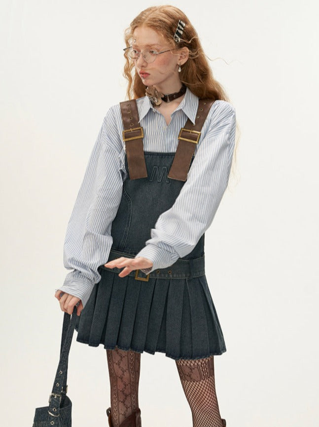 Plissierter Jeans-Hosenträgerrock aus Leder mit Logo und Gürtel