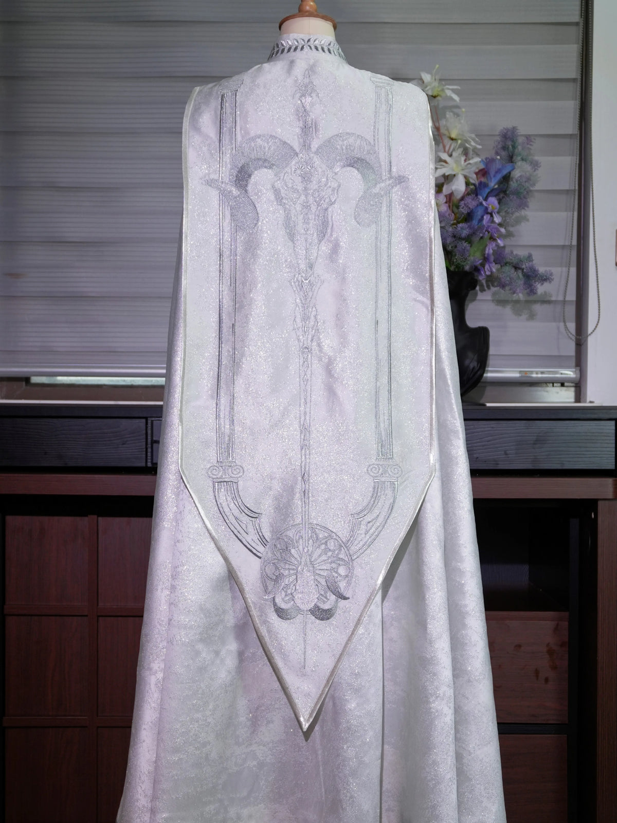 Uncrowned King Lolita Heavy Embroidery Cape – Jacquard Gold & Silver
