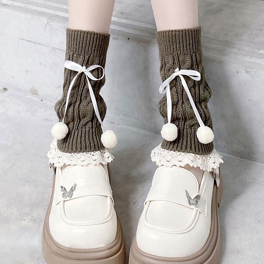 Beinwärmer mit Strickbesatz und Spitze und Bommel