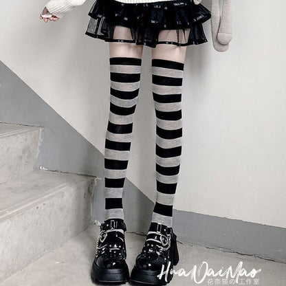 Gestreifte Overknee-Socken