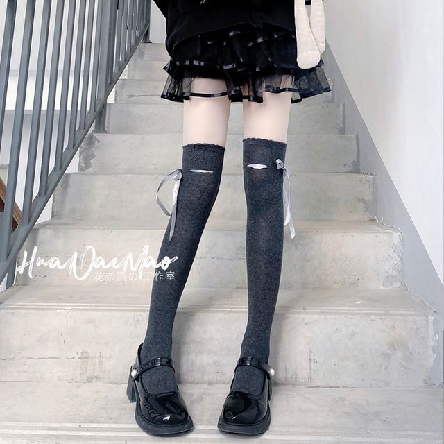 Overknee-Socken mit Schleifenakzent