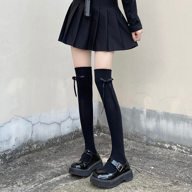 Overknee-Socken mit Schleifenakzent