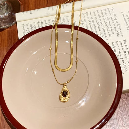 Set Stone Pendant Snakebone Necklace /