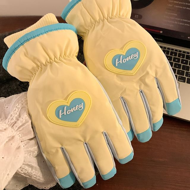 Herzfarbene Handschuhe Zwei
