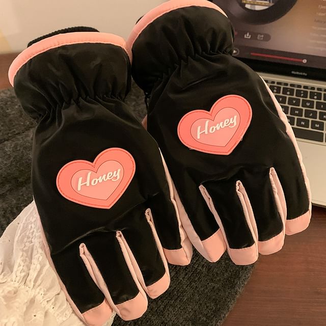 Herzfarbene Handschuhe Zwei