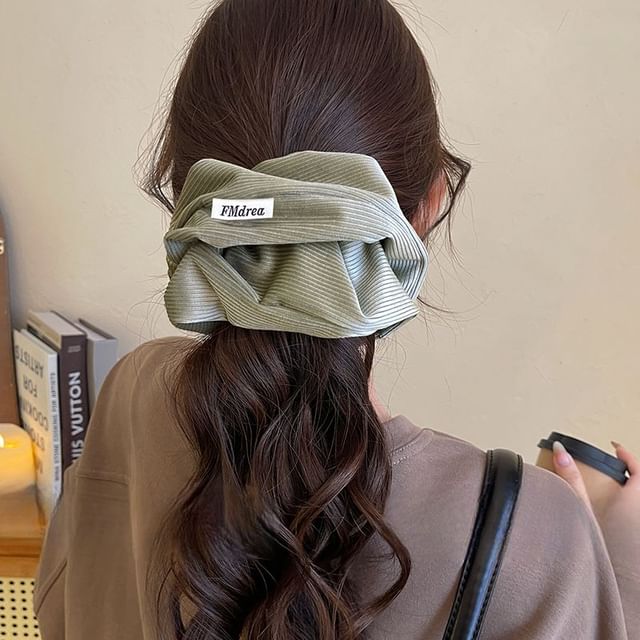 Schriftzug Scrunchie Label Gestreift