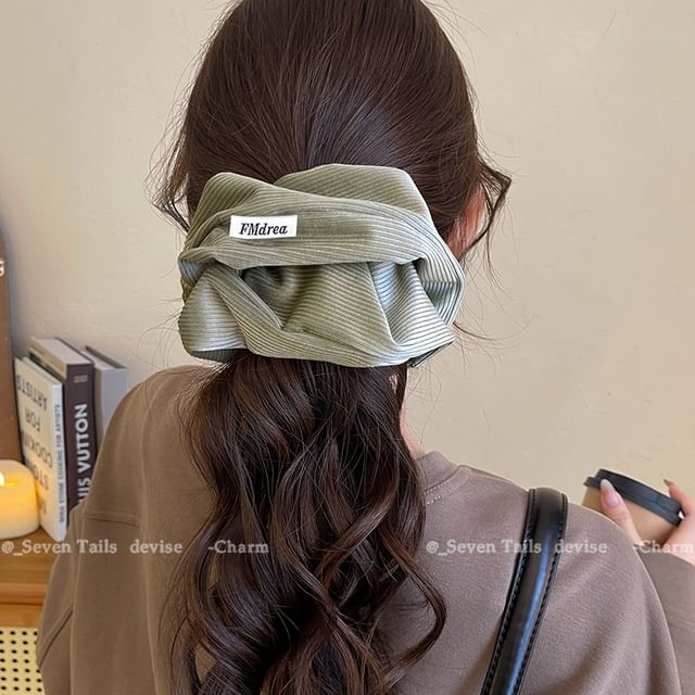 Schriftzug Scrunchie Label Gestreift