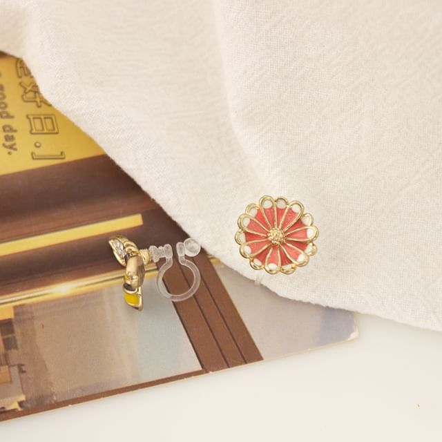 イヤリング フラワークリップ アシンメトリー / エナメル ビー オン スタッド