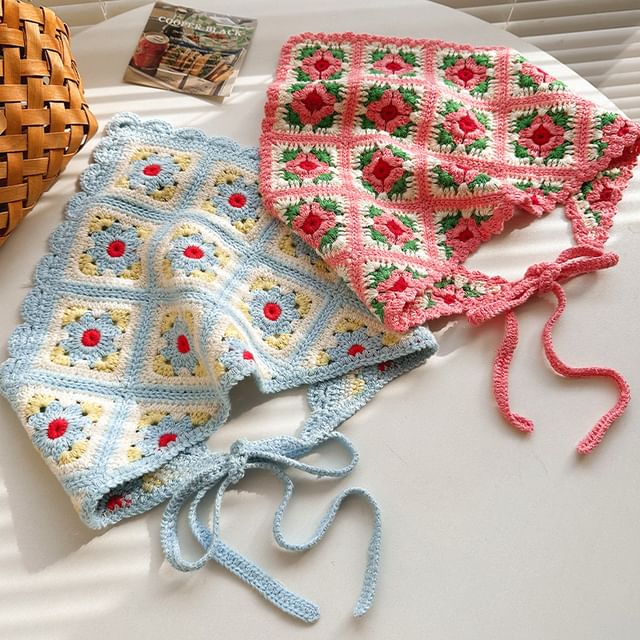 Dreieckiger Strickschal mit Blumenmuster und Karomuster