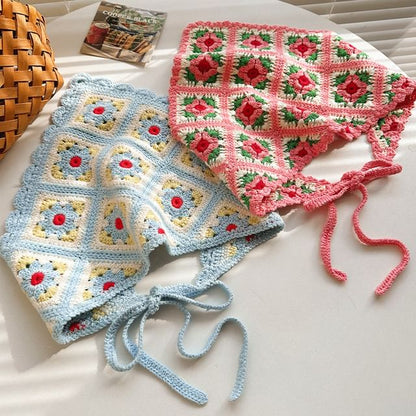 Dreieckiger Strickschal mit Blumenmuster und Karomuster