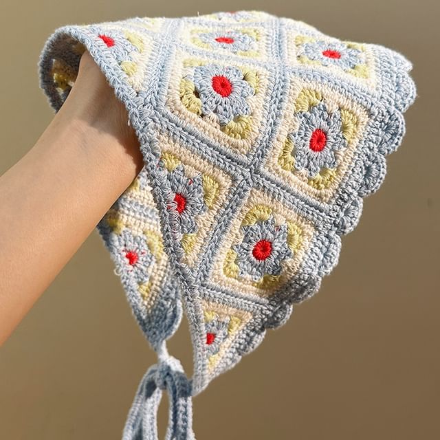 Dreieckiger Strickschal mit Blumenmuster und Karomuster