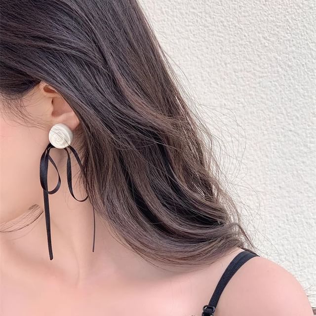 Blumen-Ohrstecker mit Band