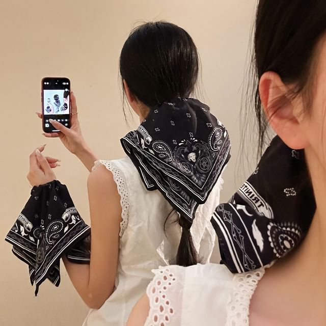 Quadratisches Haargummi mit Paisley-Print