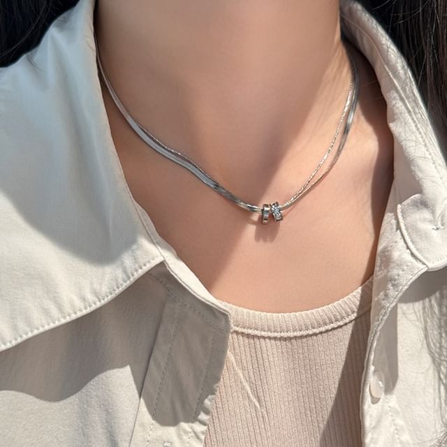 Halskette mit Schlangenkette und Kreisanhänger