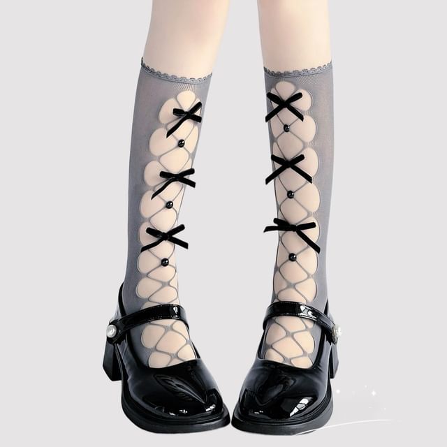 Wadenlange Socken mit Schleife und Cutout