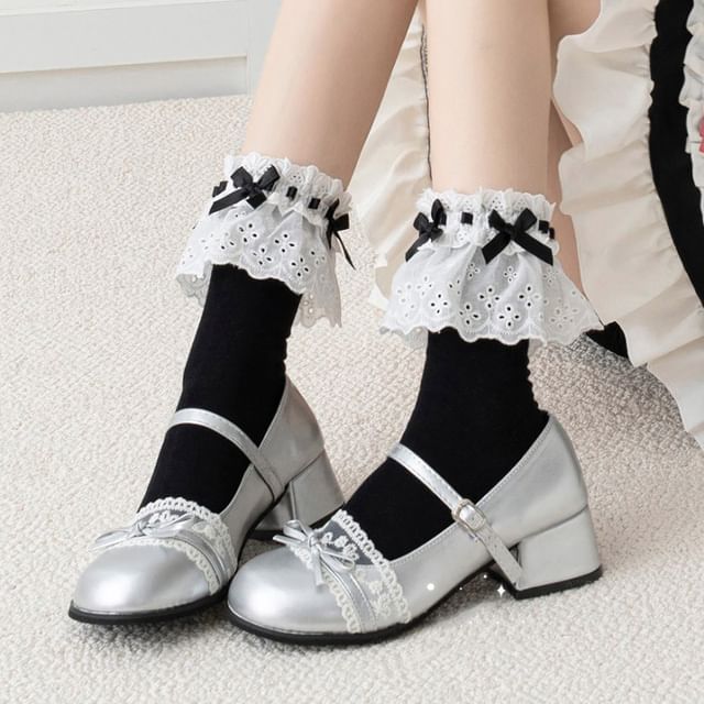 Socken mit Schleife und Spitze