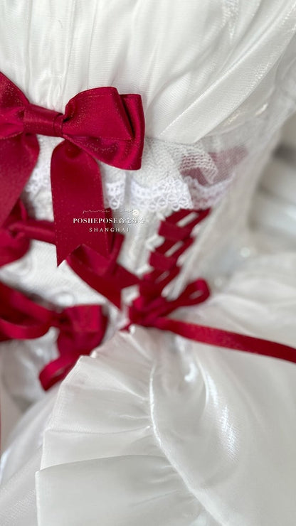 雪のように白いクリスマスドレス、赤いリボンで飾られたバスクウエストドレス、大きなリボンのカスケードトレイン付き