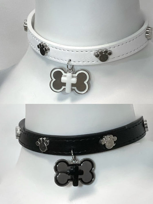 Schwarz/Weißes Halsband mit Knochen- und Kreuzanhänger