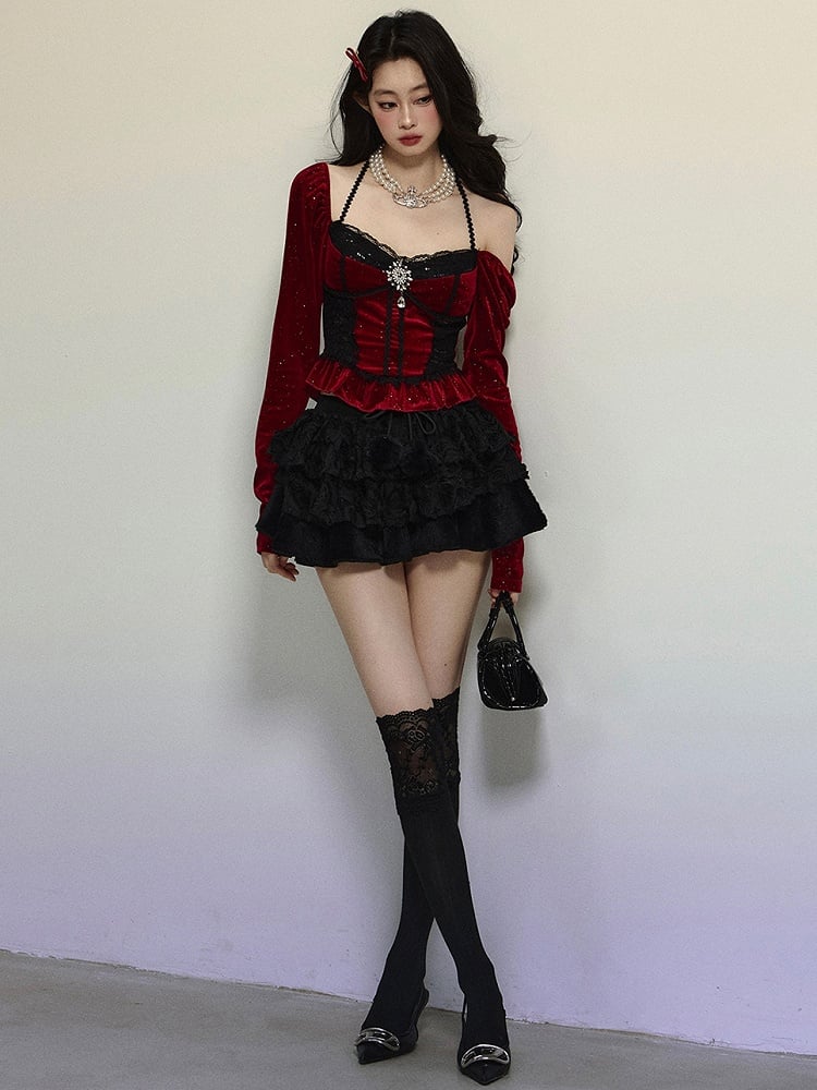 Mit roten Strasssteinen verziertes Neckholder-Top aus schimmerndem Samt