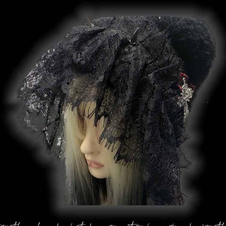 Gothic Strickmütze mit schwarzen Nieten und Spitzenbesatz und Kreuzanhänger