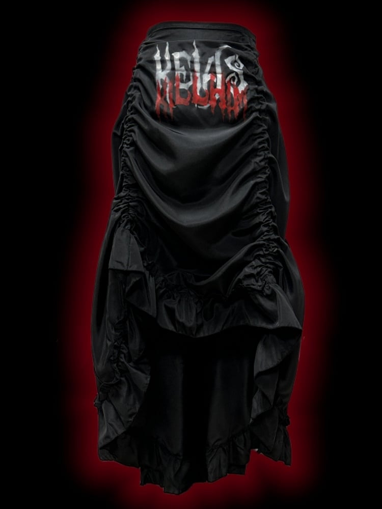 ゴシックなブラックレタープリントのルーシュハイローパンクスカート。クロスチャームウエストチェーン付き。