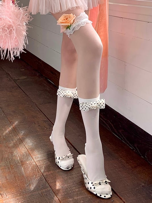 Gemusterte Kalbssocken mit Polka-Dots in Schwarz/Weiß mit Schleife