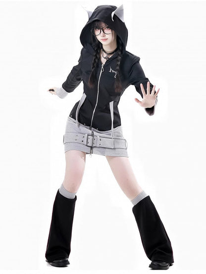 ブラックストラップとデザインフード、カラーブロック、ウルフイヤー、バックル、ジップクロージャー、グレーニット