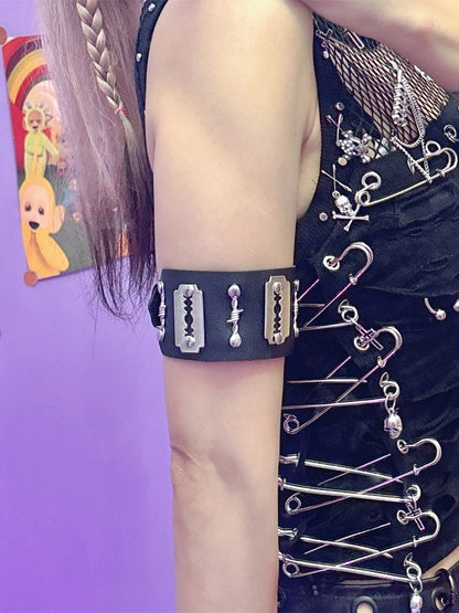 Ring Rock Arm Schwarz Details Ohrstecker Punk