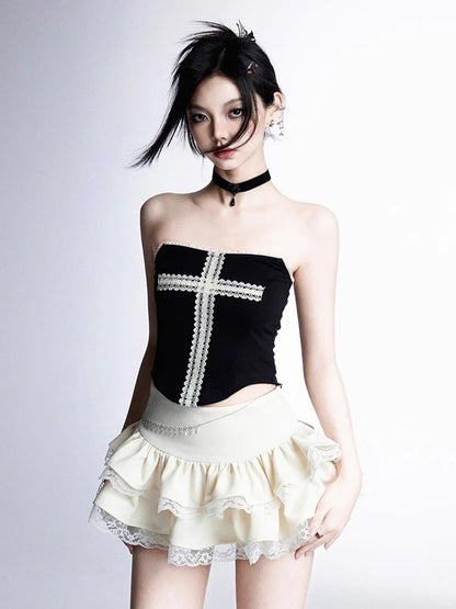 Weiße Spitze, Kreuzdesign, schwarzer, gebogener Saum, glamouröser Mini-Besatz, trägerloser Stufenrock, Spitzenoberteil/Apricot