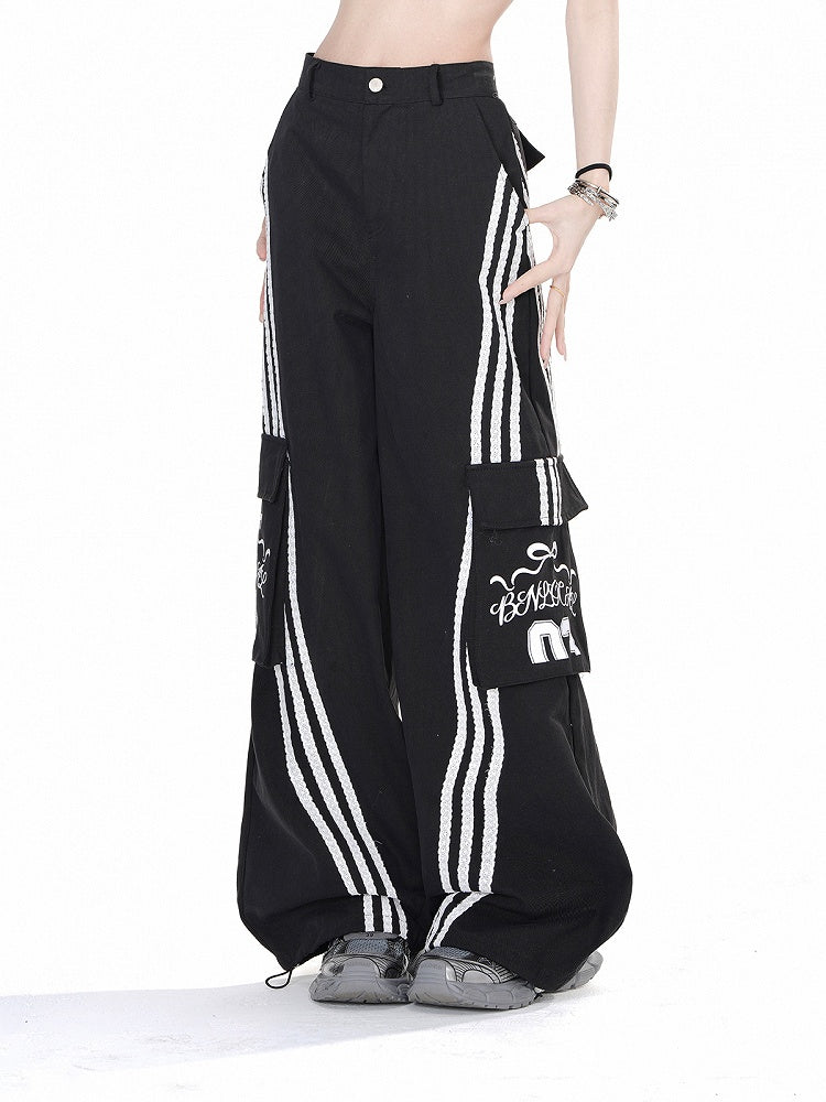 Weite, lockere Hose mit Cargotaschen in Schwarz und Weiß