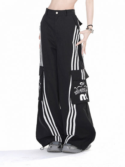 Weite, lockere Hose mit Cargotaschen in Schwarz und Weiß