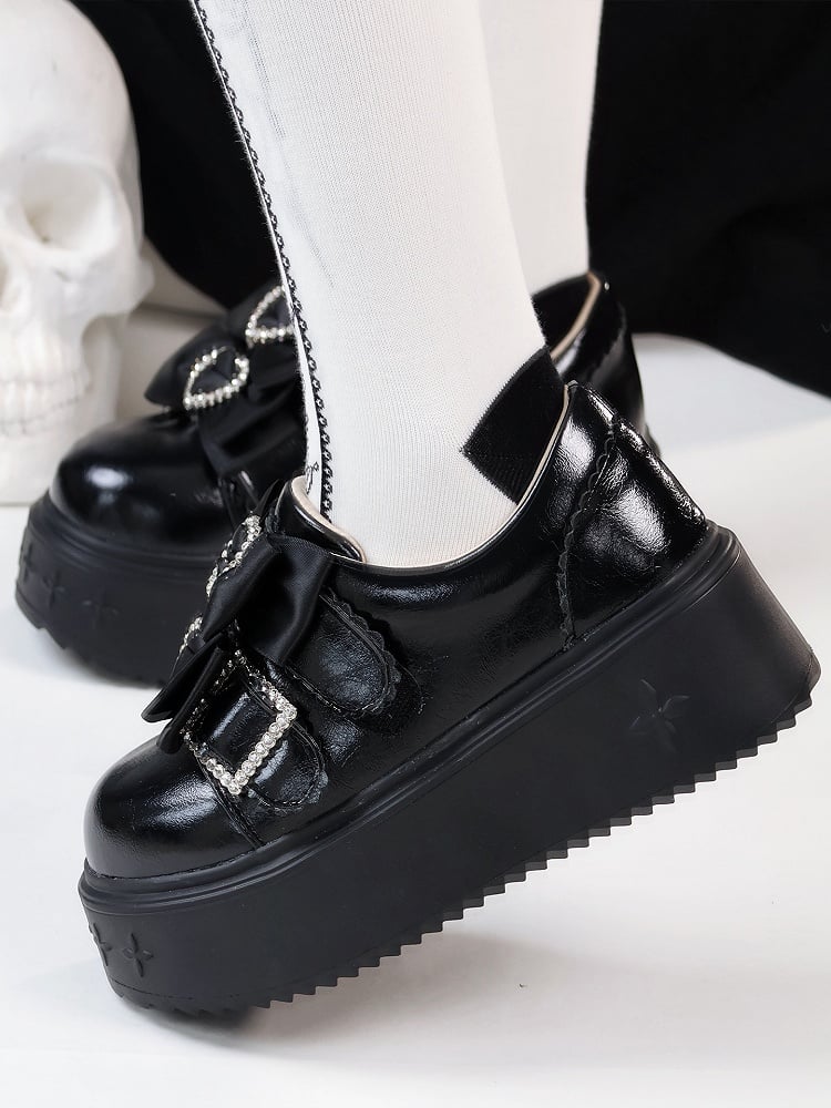 Dicke/normale Strass-Akzente, Kei-Dekor-Version mit Herz-Jirai-Schleifen-Plateaus in Slip-on-Schwarz